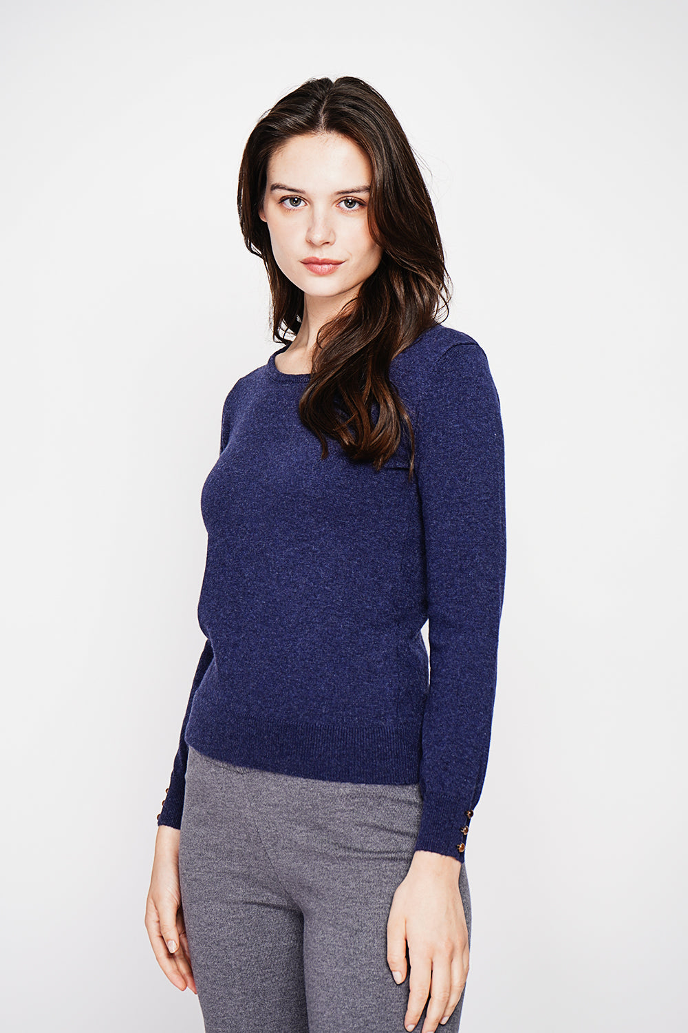 Classic round neck sweater knitted in 2 threads with long sleeves