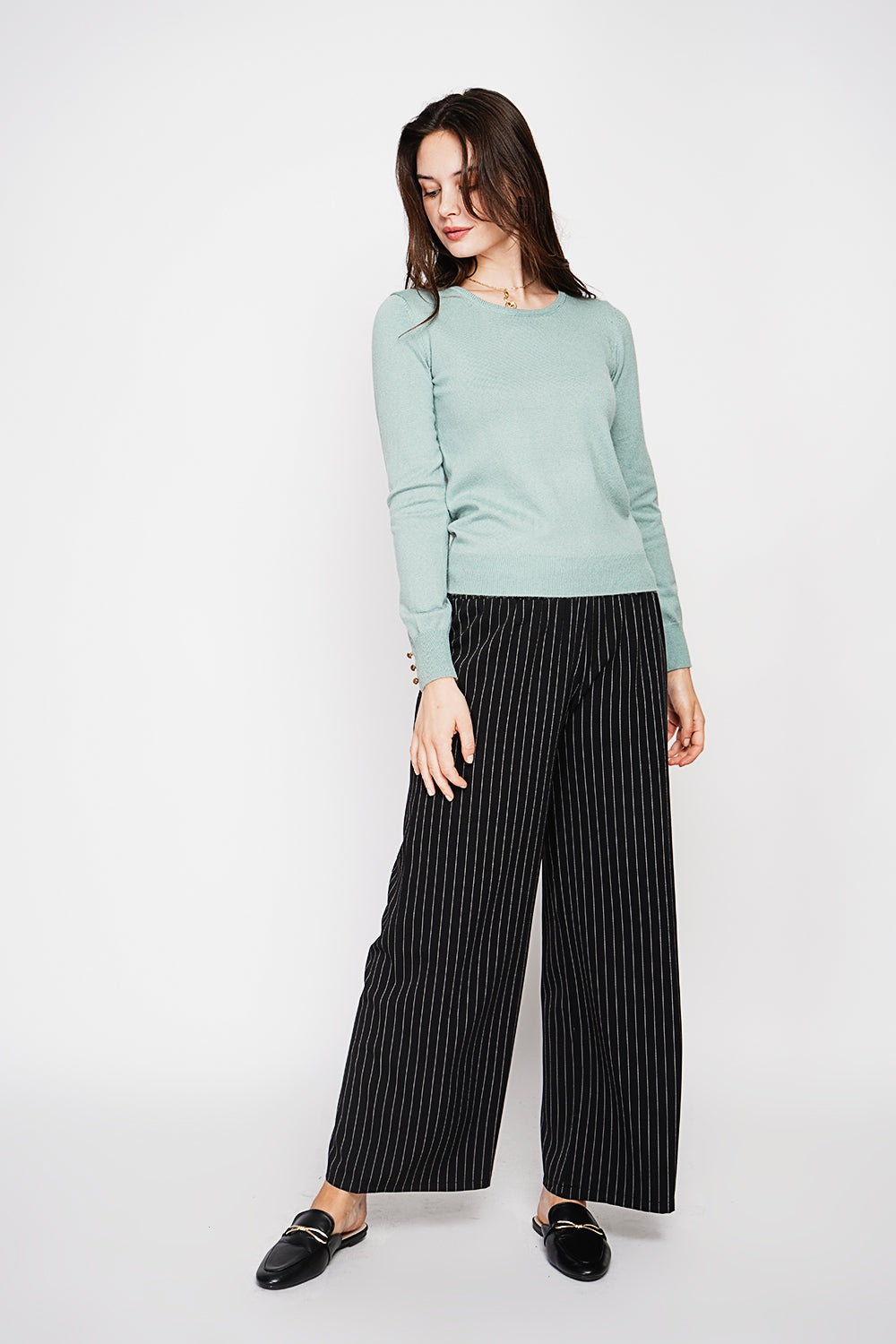 Classic round neck sweater knitted in 2 threads with long sleeves