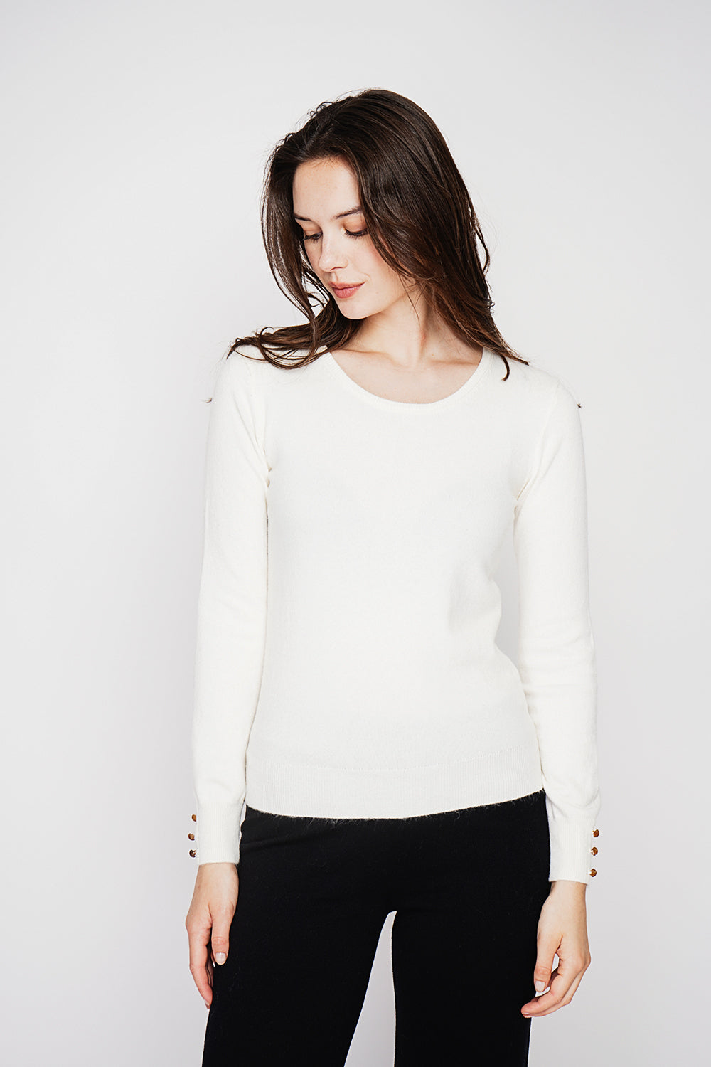 Classic round neck sweater knitted in 2 threads with long sleeves