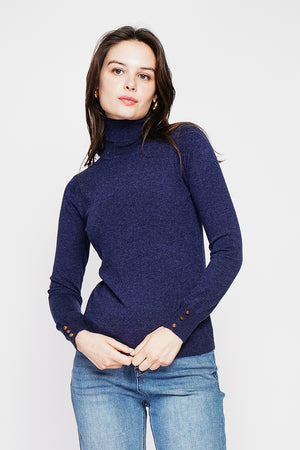 Classic turtleneck sweater knitted in 2 threads with long sleeves