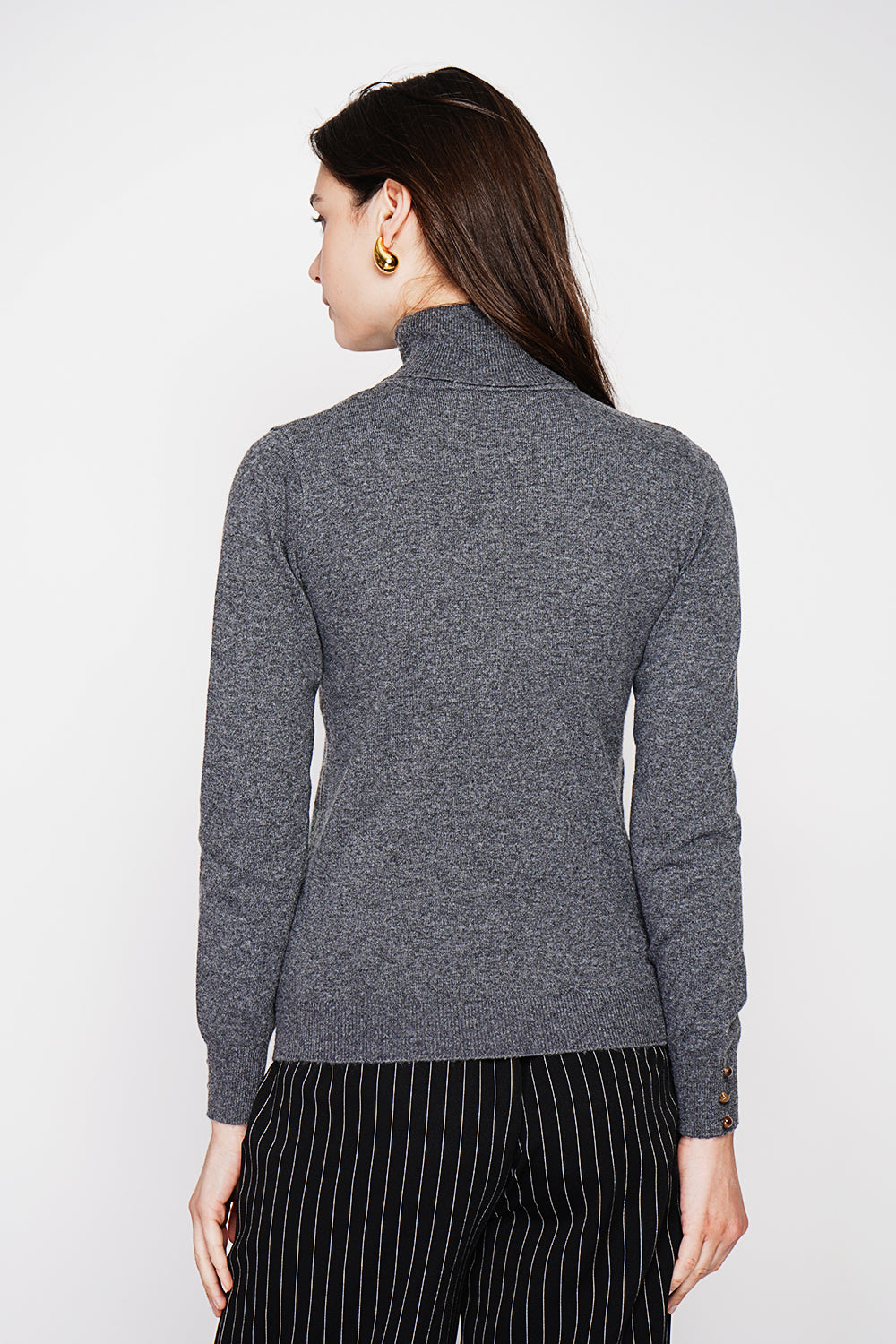 Classic turtleneck sweater knitted in 2 threads with long sleeves
