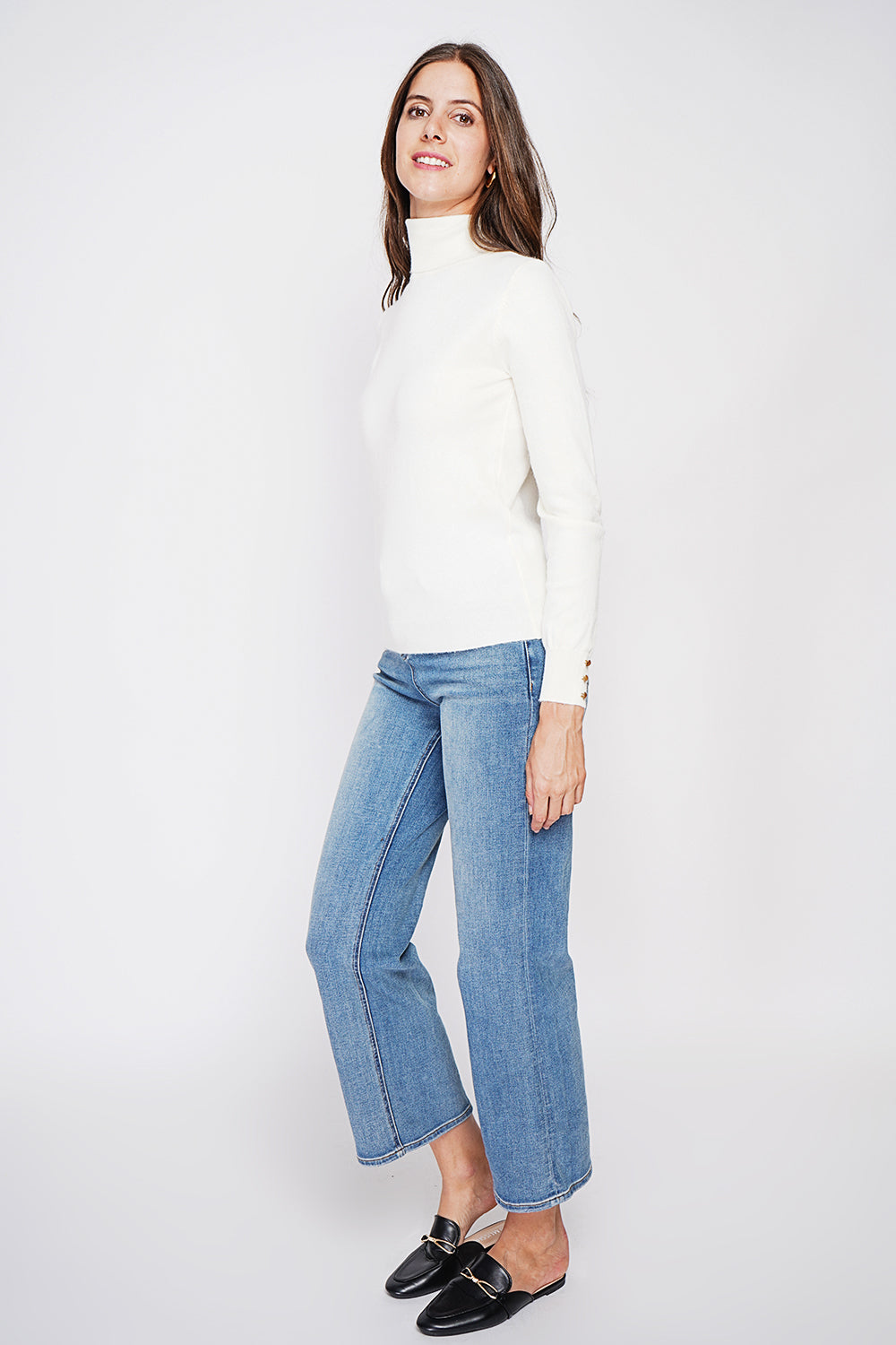 Classic turtleneck sweater knitted in 2 threads with long sleeves