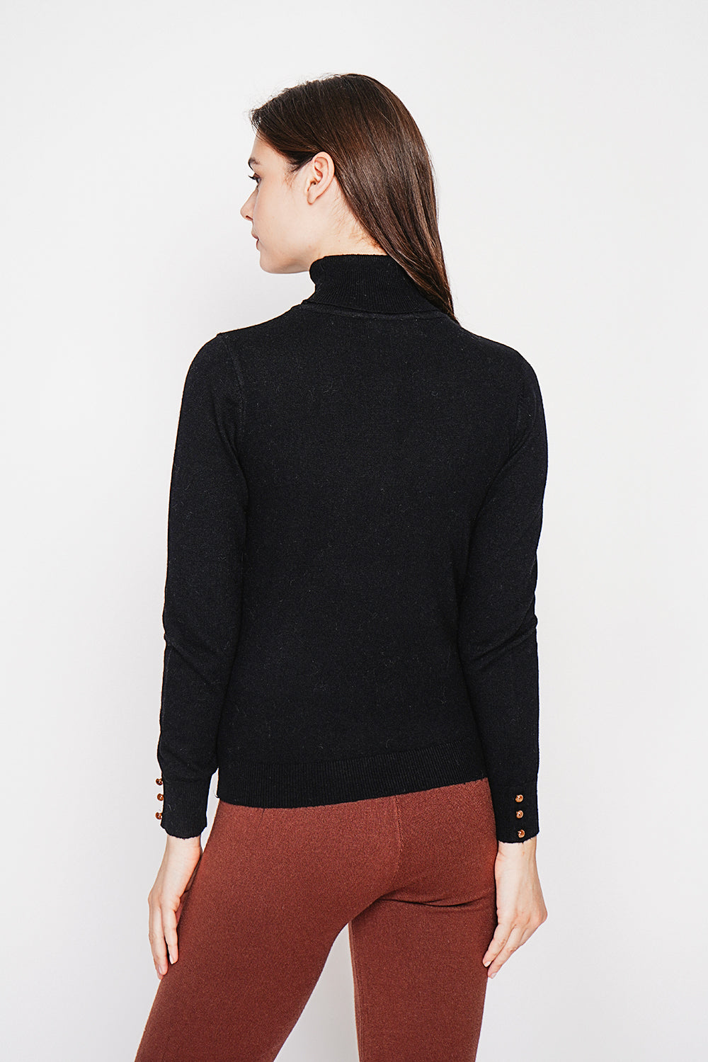Classic turtleneck sweater knitted in 2 threads with long sleeves