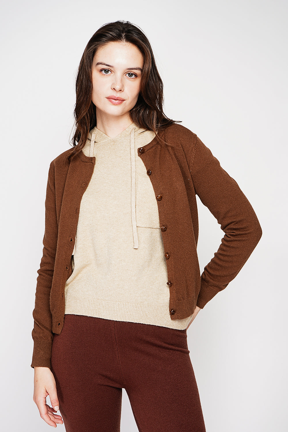 Gilet col rond boutons fantaisie – Marron – C&Jo