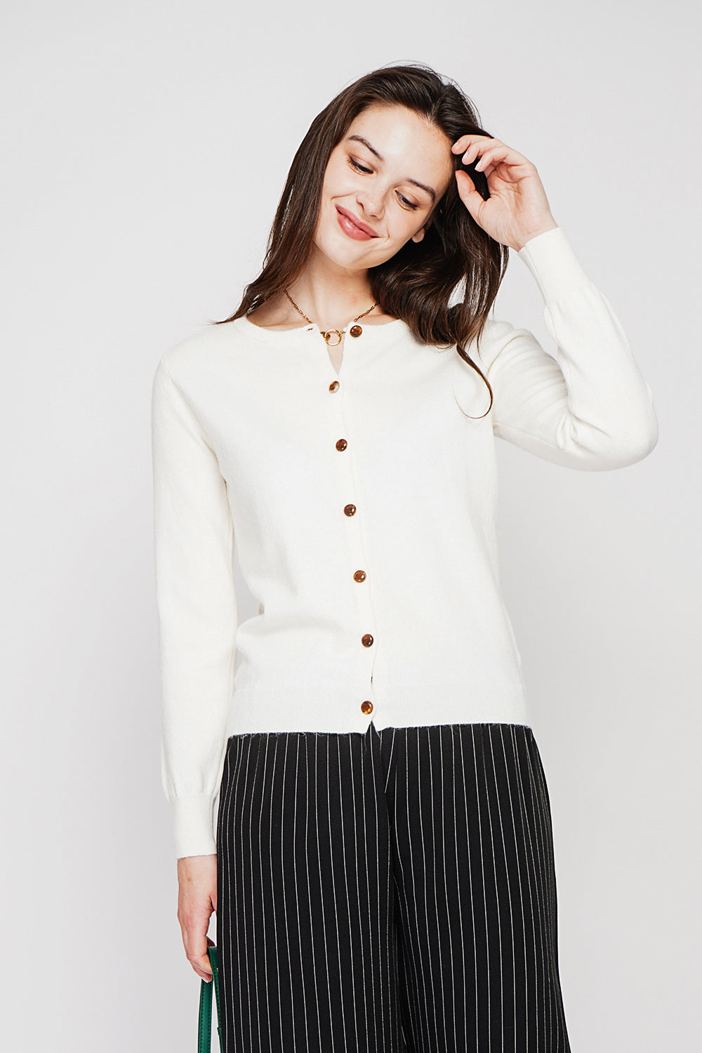 Gilet col rond boutons fantaisie – Blanc cassé – C&Jo