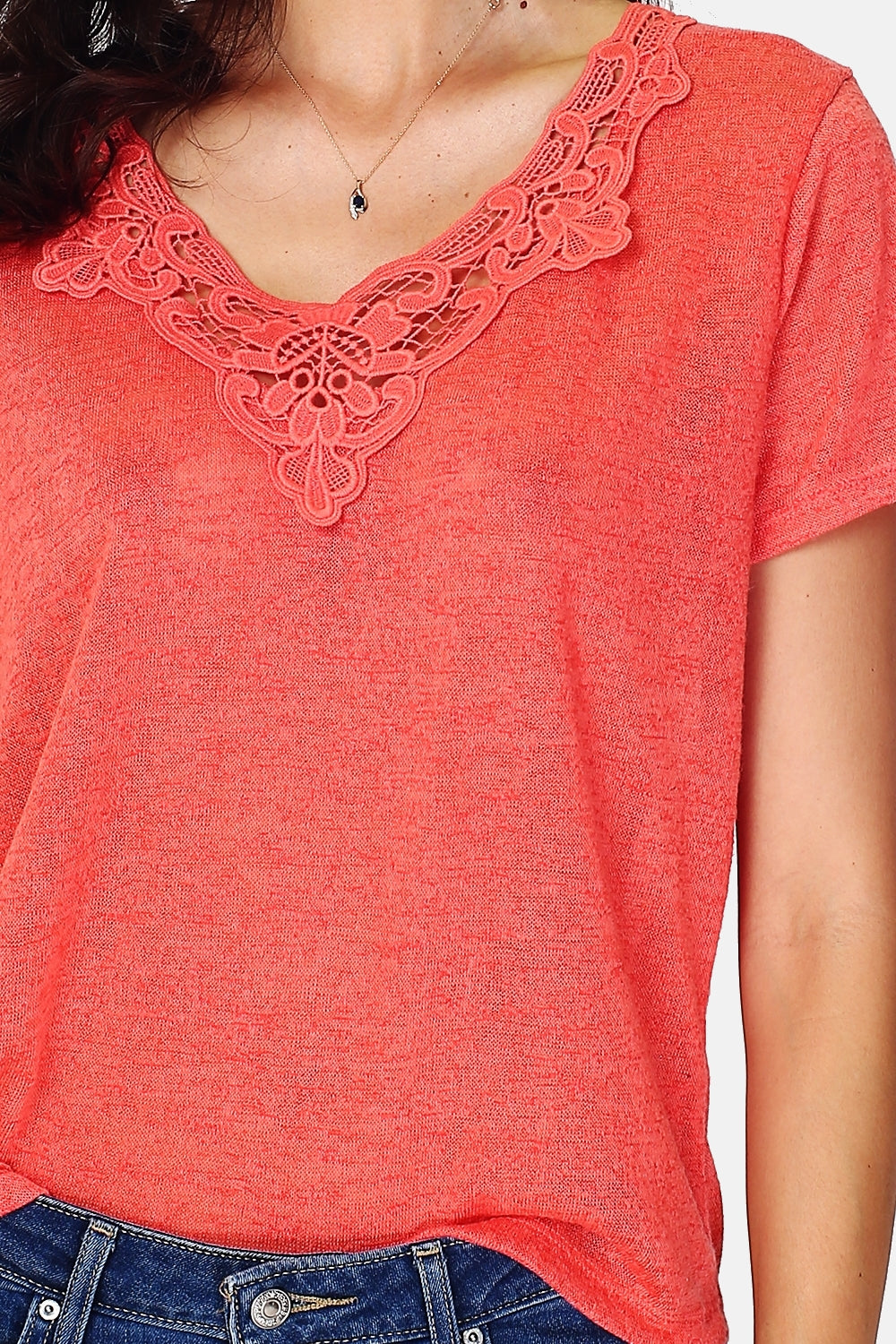 Round neck T-shirt with inlaid embroidery in short sleeves