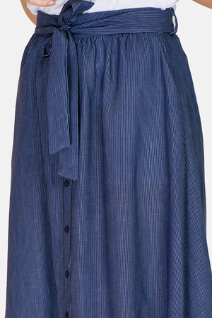 Long thin striped skirt in front of buttons with side pockets