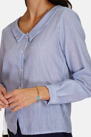V-neck shirt in thin stripes buttoning in front