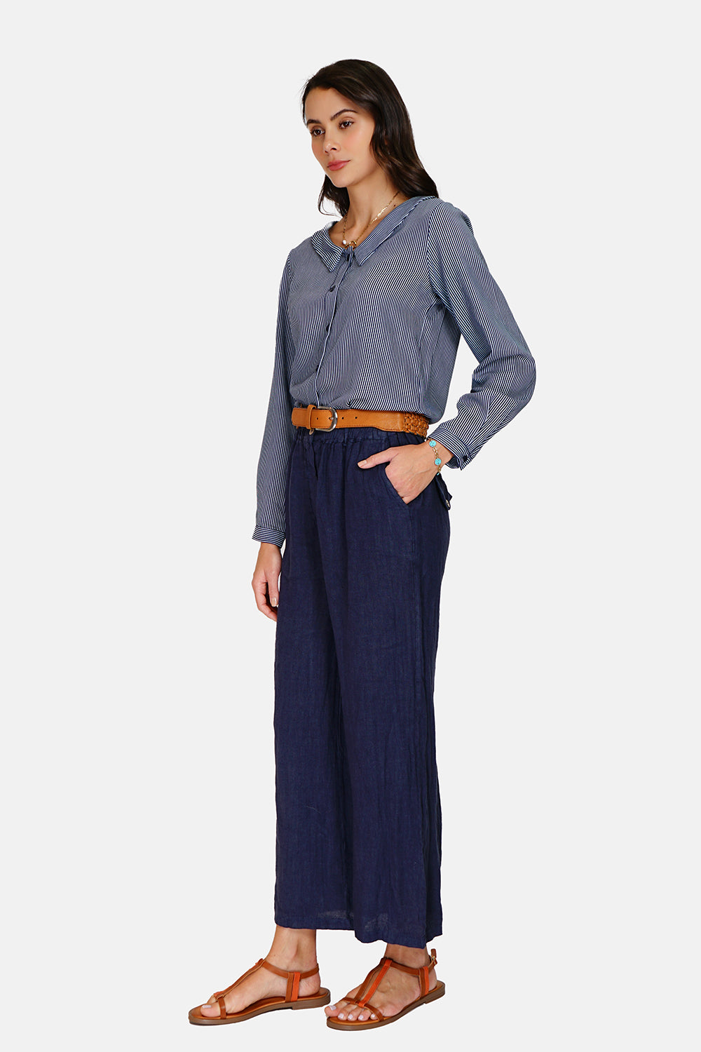 High-waisted wide-leg pants, front zip fastening, side pockets and back pocket tabs