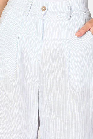 Weit geschnittene Hose mit feinen Streifen in hoher Taille, Reißverschluss vorne und Seitentaschen