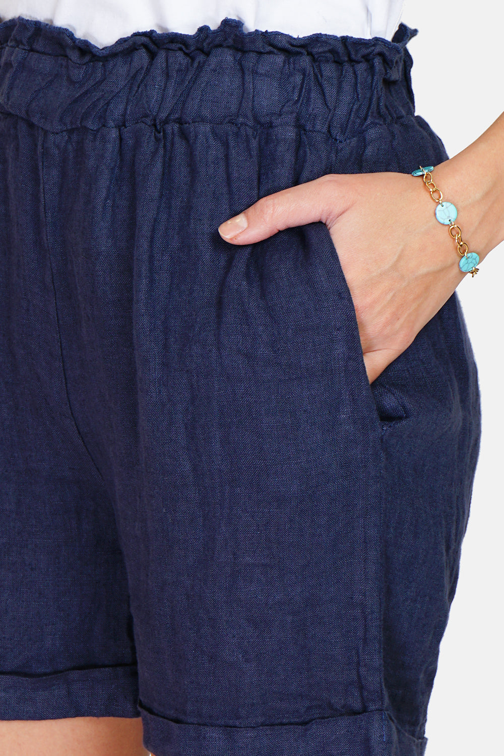 Elastische Shorts mit hohem Bund, unbegrenzten Kanten und Taschen an den Seiten