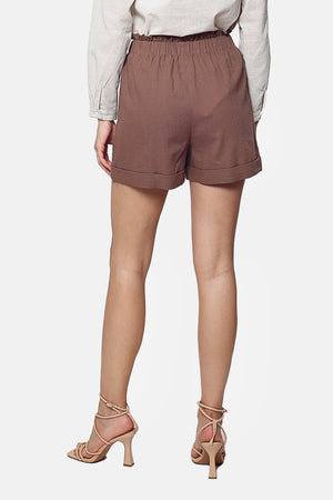 Elastische Shorts mit hohem Bund, unbegrenzten Kanten und Taschen an den Seiten