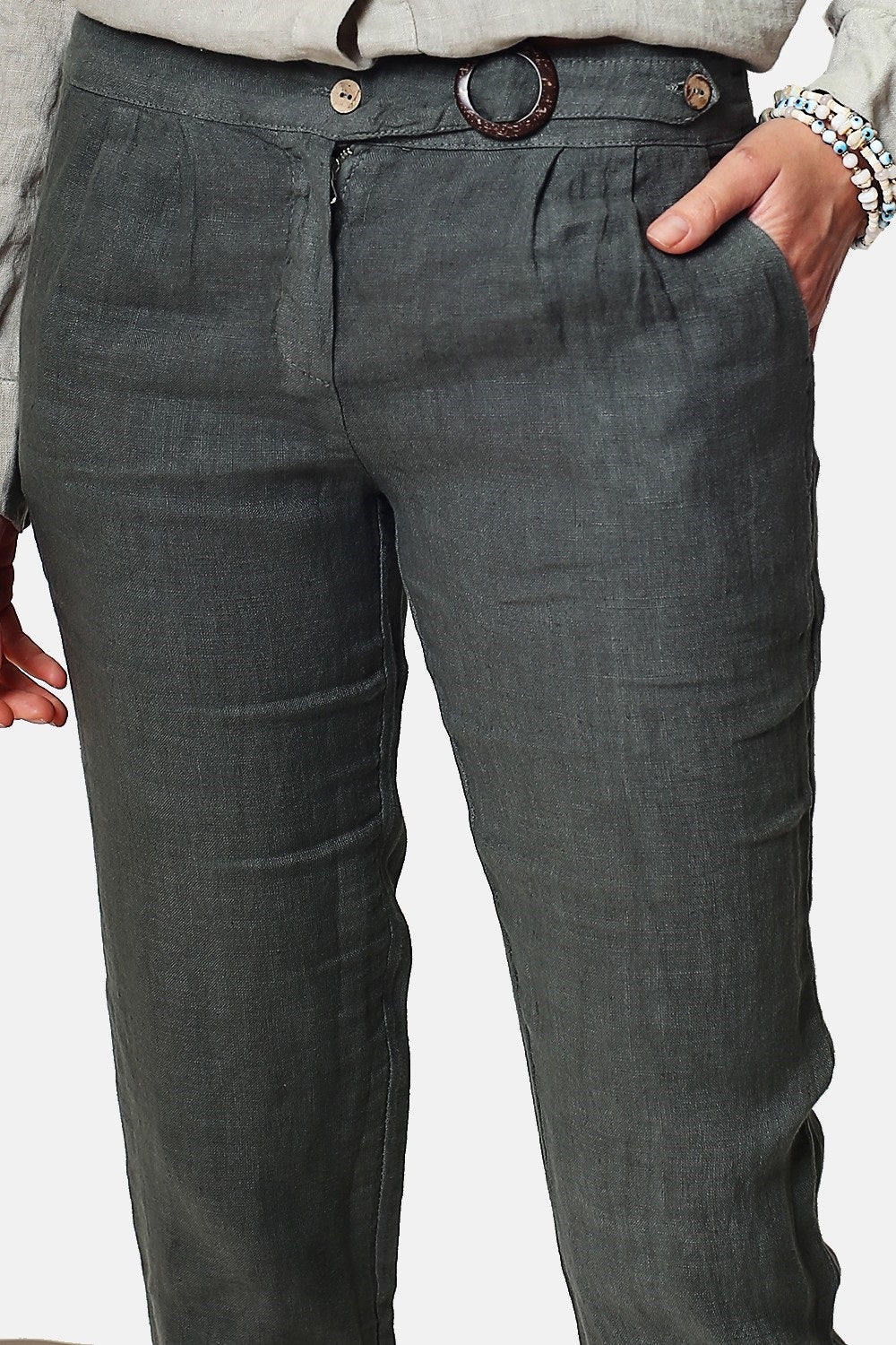 Kurze Hose mit Vintage-Schnalle. Taschen an den Seiten