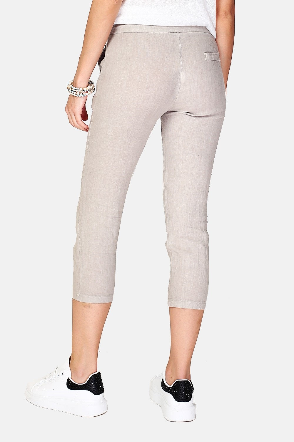 Cropped trousers with vintage buckle Pockets on the sides