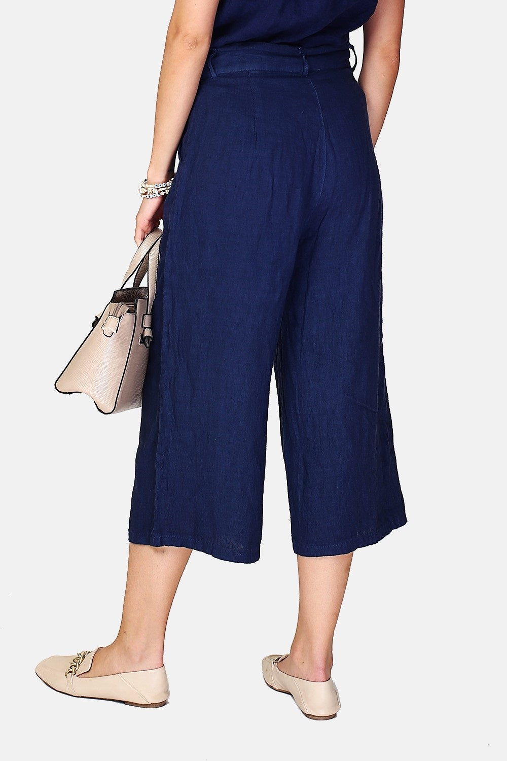 Wide, high-waisted cropped trousers, front zip fastening, side pockets