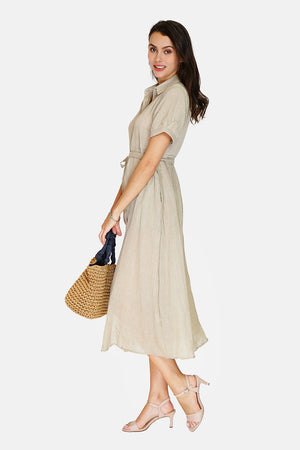 Shirt dress Buttoned in the front in a trapeze shape with thin strap inside