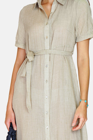 Shirt dress Buttoned in the front in a trapeze shape with thin strap inside