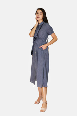 Shirt dress Buttoned in the front in a trapeze shape with thin strap inside