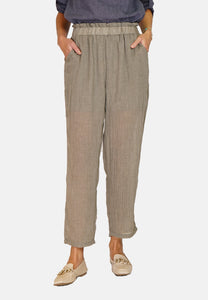 High-waisted pants with side pockets