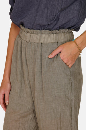 High-waisted pants with side pockets