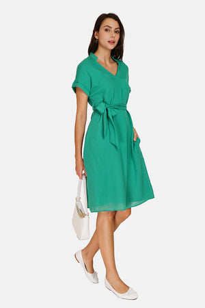 Short-sleeved mandarin collar trapeze dress with removable belt at the waist