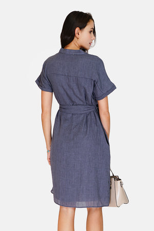 Short-sleeved mandarin collar trapeze dress with removable belt at the waist