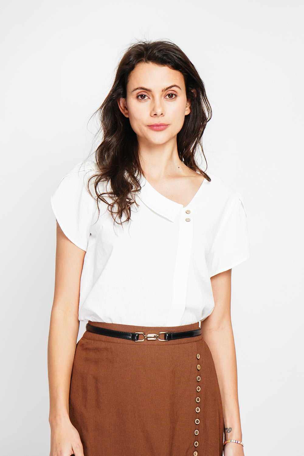 Top with flap collar, buttons on the front and short sleeves