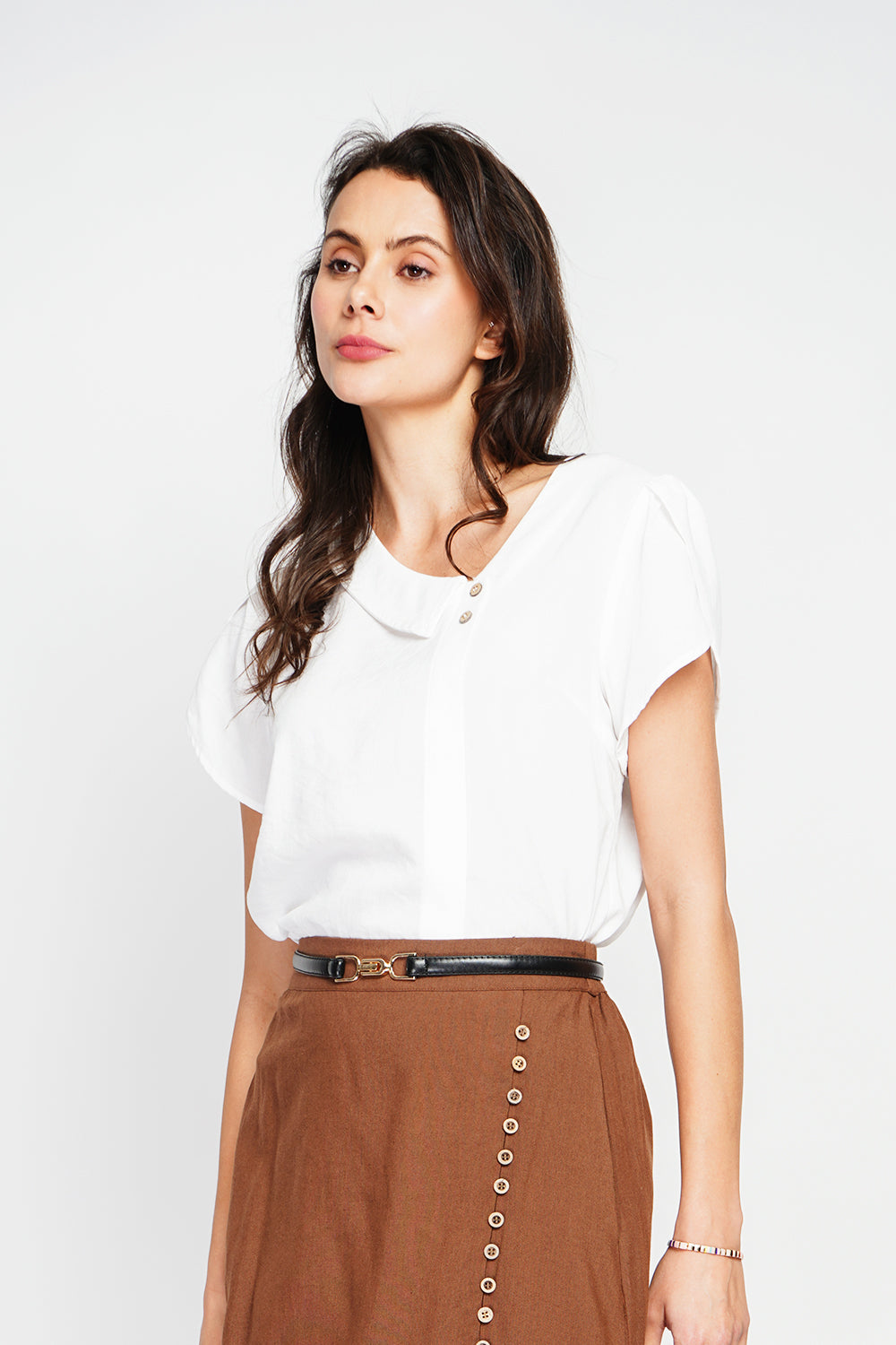 Top with flap collar, buttons on the front and short sleeves