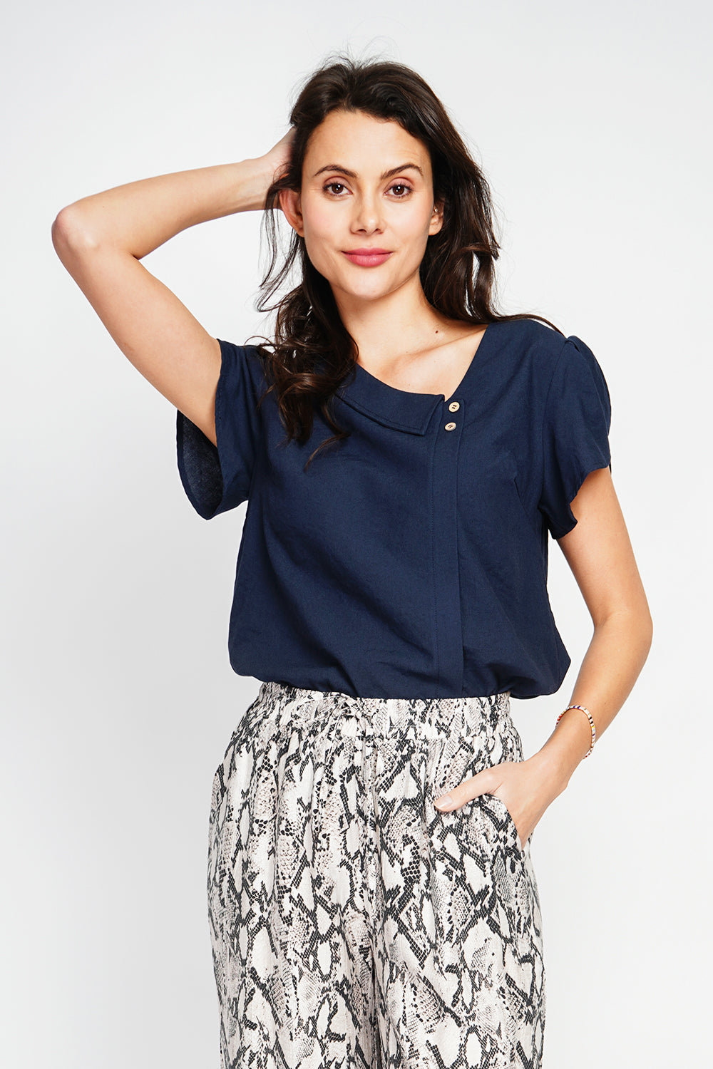 Top with flap collar, buttons on the front and short sleeves