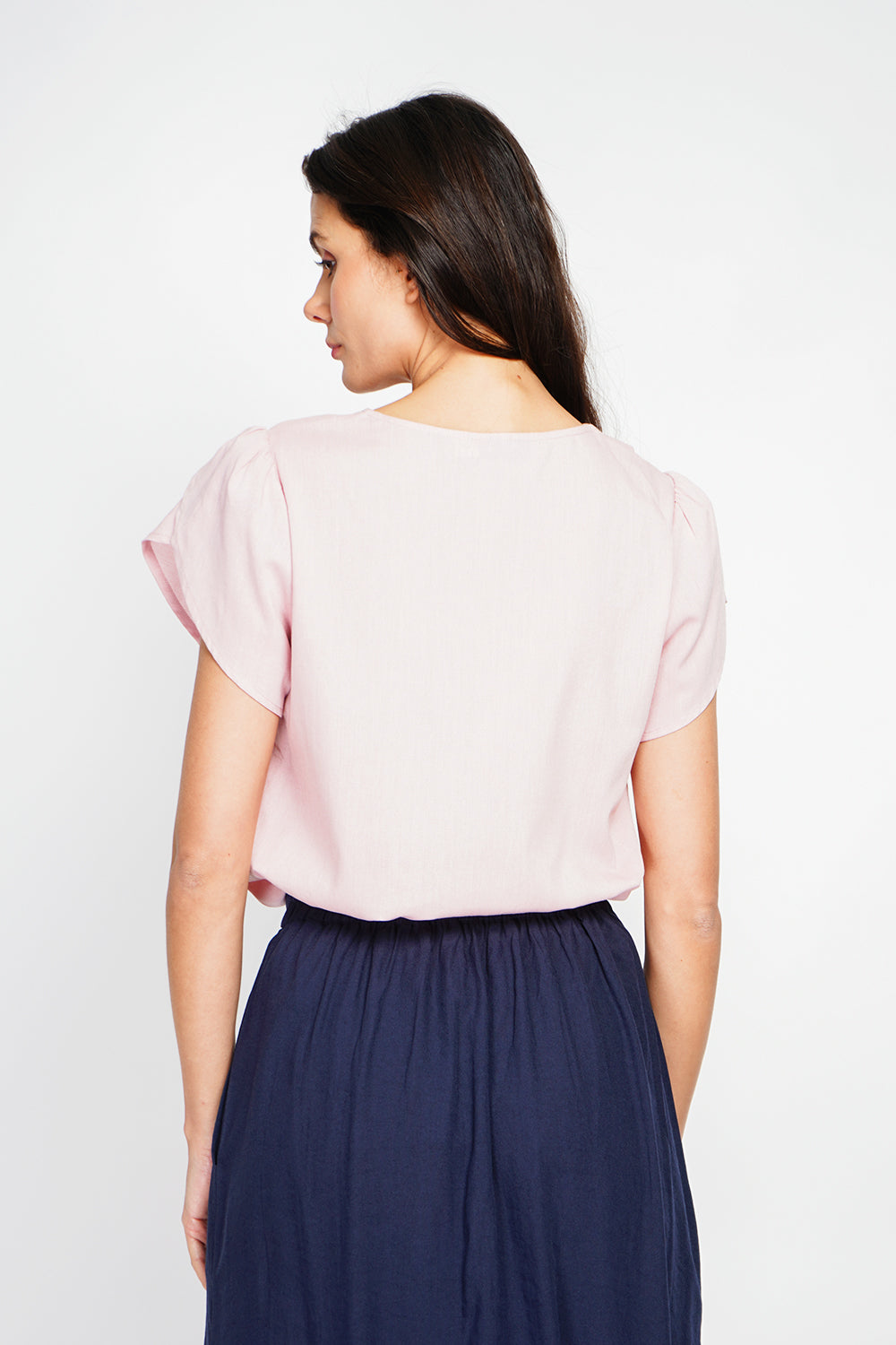 Top with flap collar, buttons on the front and short sleeves