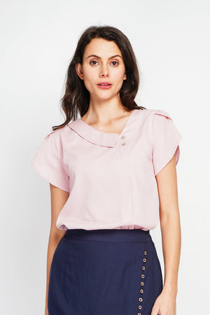 Top with flap collar, buttons on the front and short sleeves