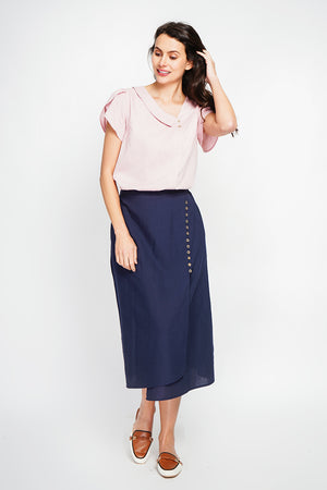 Top with flap collar, buttons on the front and short sleeves