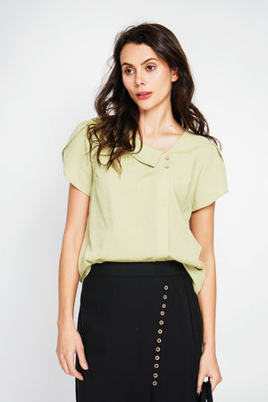 Top with flap collar, buttons on the front and short sleeves