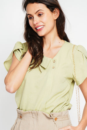 Top with flap collar, buttons on the front and short sleeves