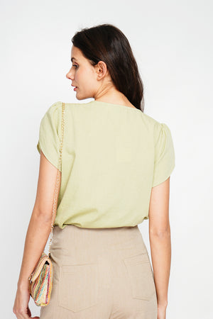 Top with flap collar, buttons on the front and short sleeves