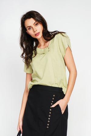 Top with flap collar, buttons on the front and short sleeves