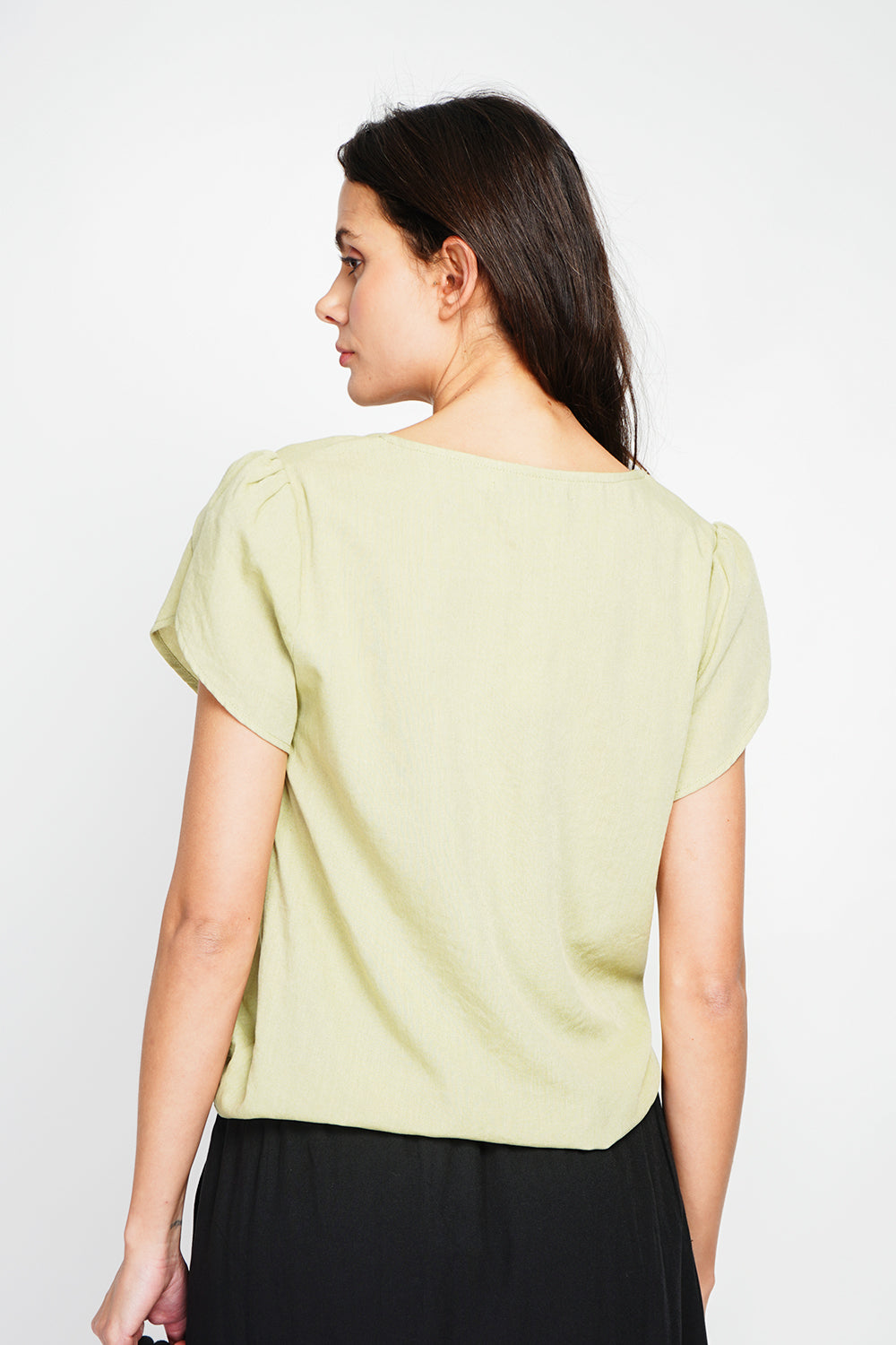 Top with flap collar, buttons on the front and short sleeves