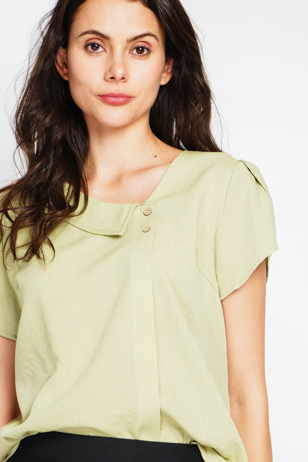 Top with flap collar, buttons on the front and short sleeves