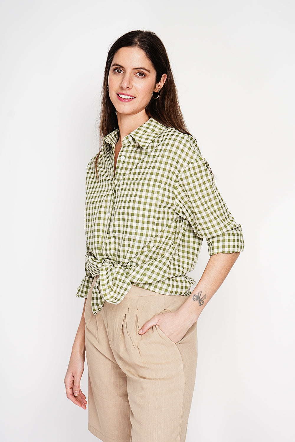 Long oversized shirt with long sleeves and chest pocket in checkered print – Light Khaki – Le Jardin du Lin