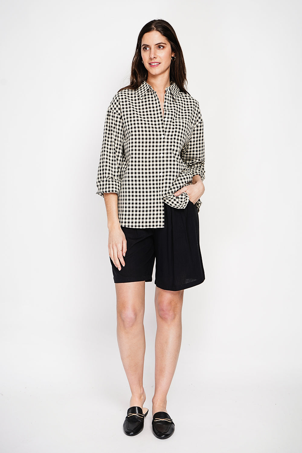 Long oversized shirt with long sleeves and chest pocket in checkered print – Black – Le Jardin du Lin