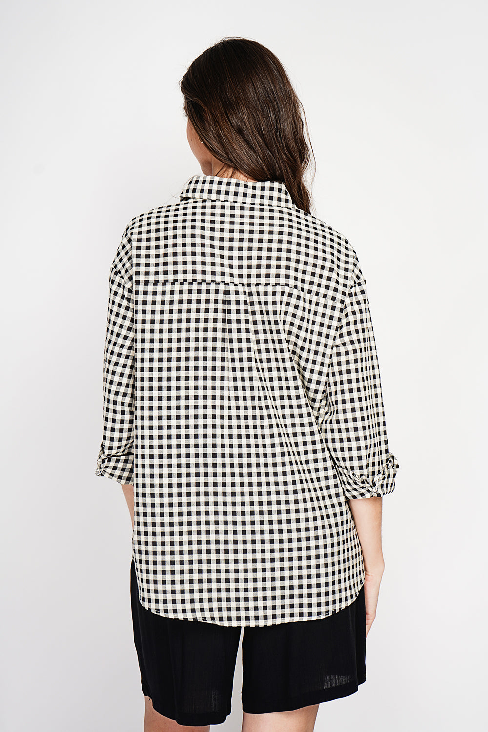 Long oversized shirt with long sleeves and chest pocket in checkered print – Black – Le Jardin du Lin