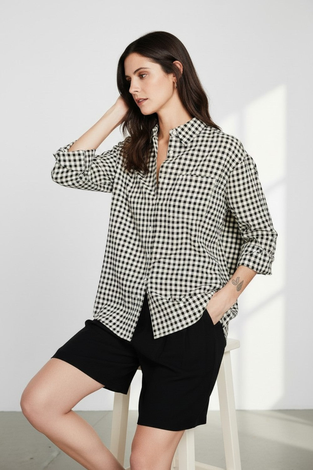Long oversized shirt with long sleeves and chest pocket in checkered print – Black – Le Jardin du Lin