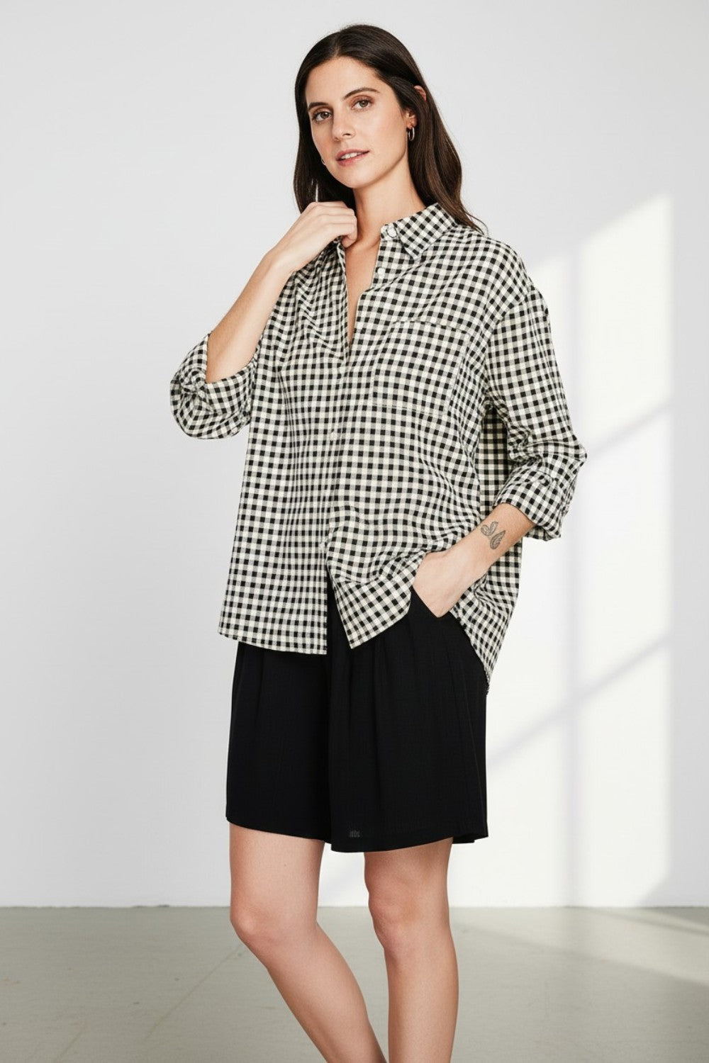 Long oversized shirt with long sleeves and chest pocket in checkered print – Black – Le Jardin du Lin