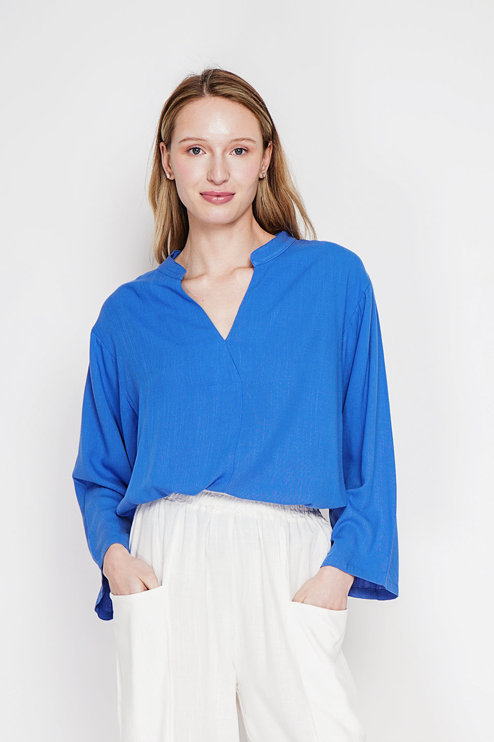 Blouse ample col V style polo, manches courtes – Bleu azur – Le Jardin du Lin
