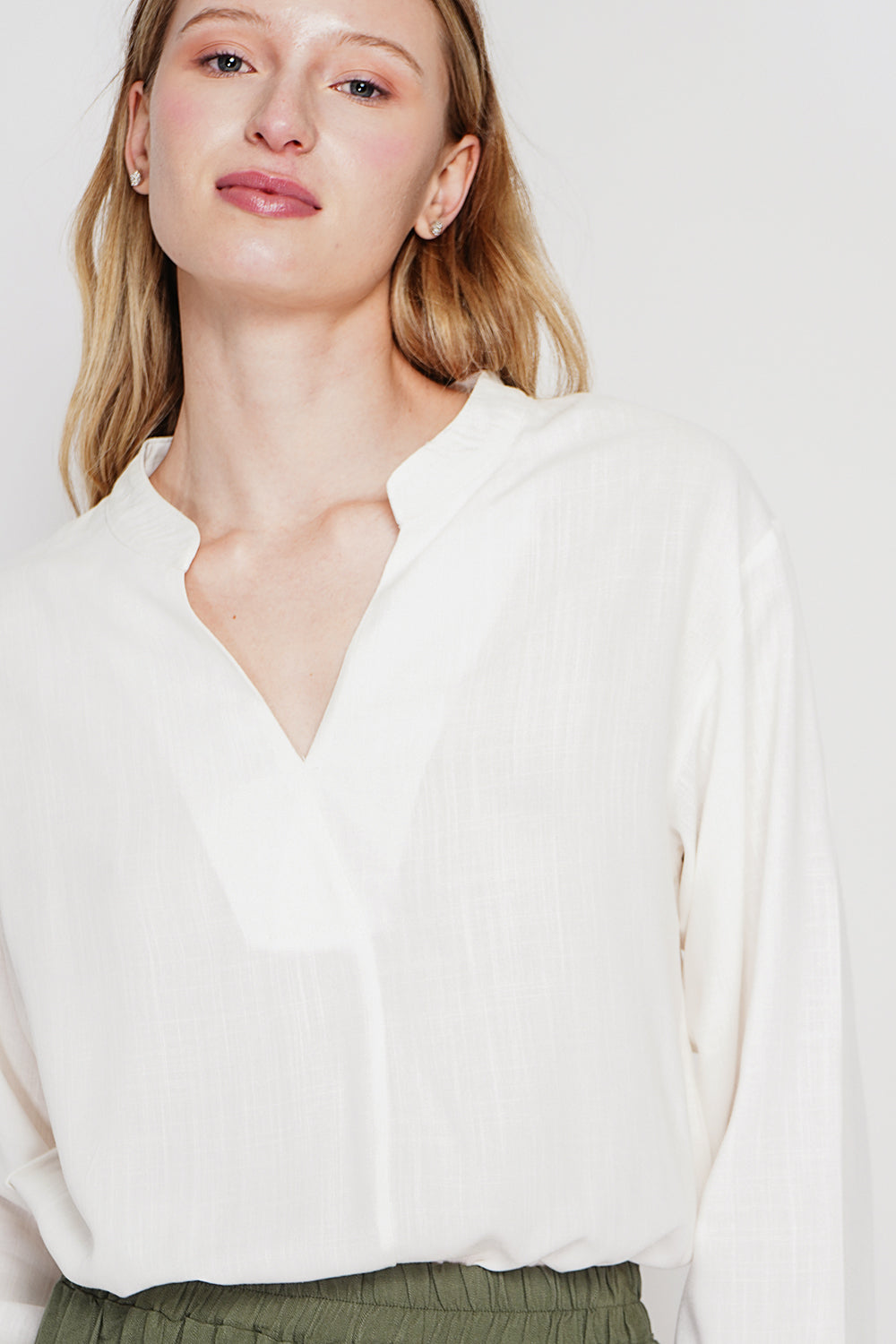 Blouse ample col V style polo, manches courtes – Blanc – Le Jardin du Lin