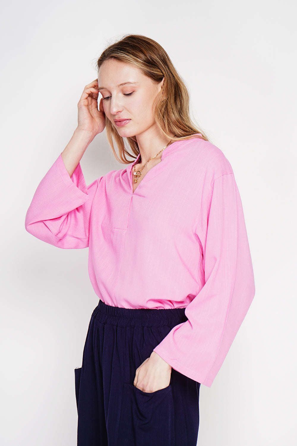 Blouse ample col V style polo, manches courtes – Fuchsia – Le Jardin du Lin