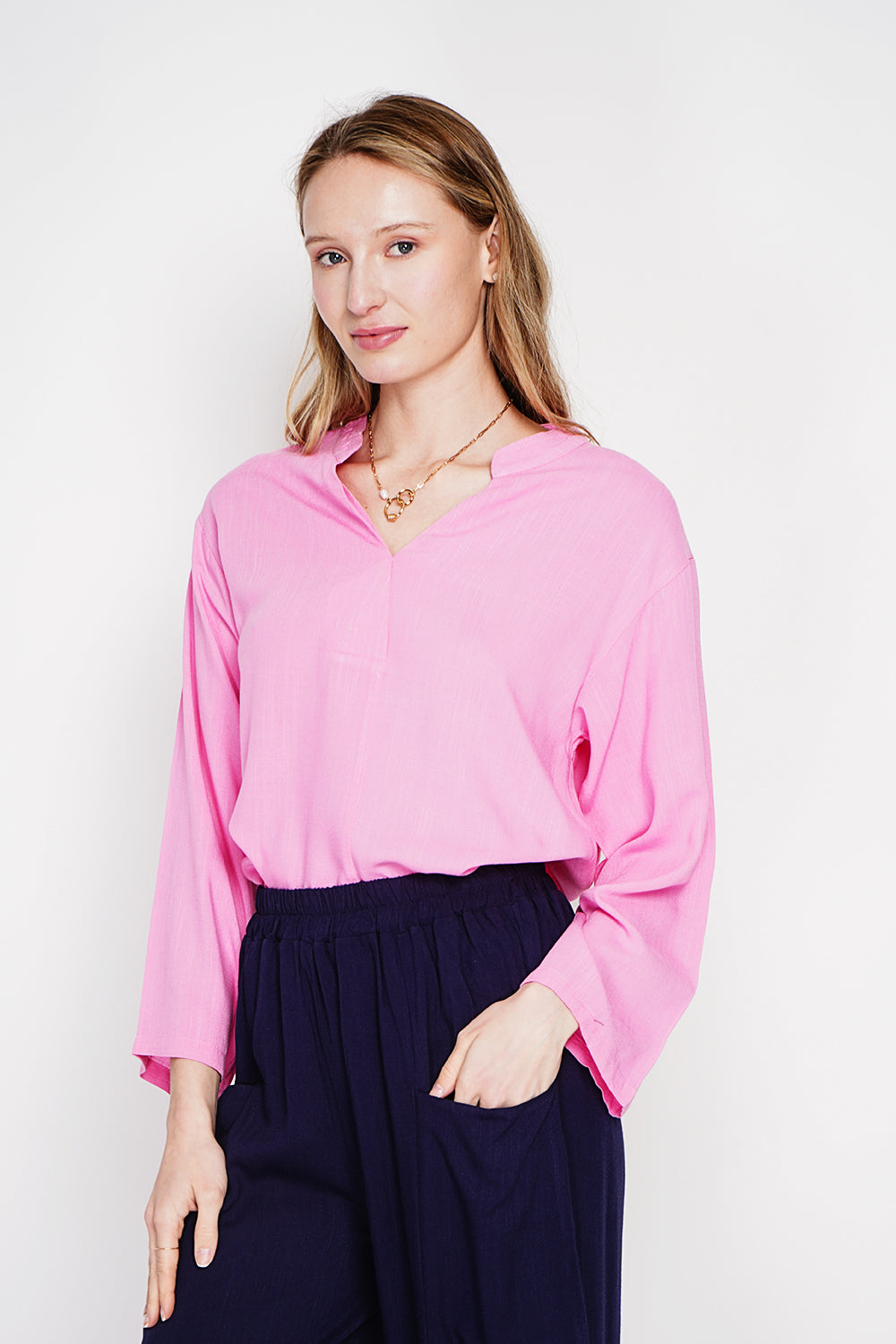 Blouse ample col V style polo, manches courtes – Fuchsia – Le Jardin du Lin