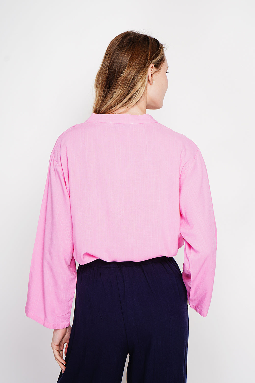 Blouse ample col V style polo, manches courtes – Fuchsia – Le Jardin du Lin