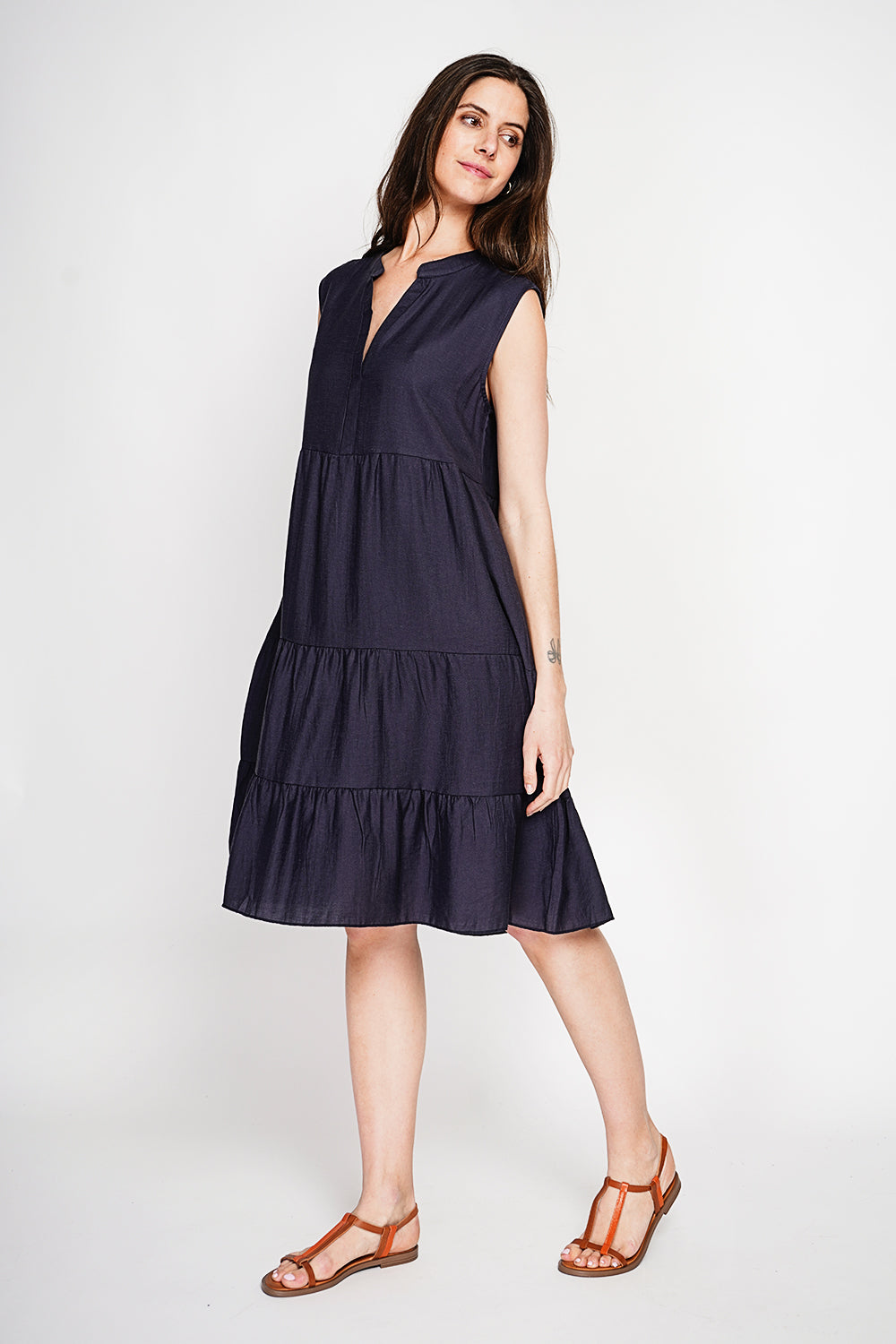 Robe gaufrée à étages col tunisien – Bleu marine – Le Jardin du Lin
