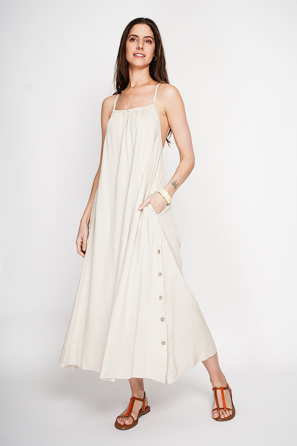Robe longue à bretelles boutonnée sur les côtés – Lin – Le Jardin du Lin